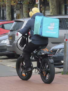 902124 Afbeelding van een bezorger van 'deliveroo' op een fatbike, op de Seinedreef te Utrecht.